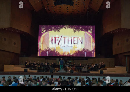Chicago, Illinois, USA. Août 17, 2015. Dimanche, 17 août, Broadway dans Chicago ravi l'auditoire rassemblé dans le Millennium Park Chicago avec un essai de 10 comédies musicales qui seront à l'affiche dans la Windy City. Les représentations ont lieu au Pavillon Pritzker, une terrasse au coeur de Chicago. Janet Davies, journaliste sur ABC-TV était le maître de cérémonie pour la soirée. Un grand écran au-dessus de la scène ont montré la performance en direct, de sorte que les milliers de festivaliers théâtre pouvait voir le spectacle. Après l'hymne national, un hommage à Broadway a été montré à l'écran, suivie de performa Banque D'Images
