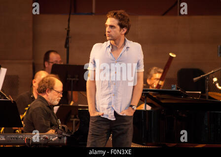 Chicago, Illinois, USA. Août 17, 2015. Dimanche, 17 août, Broadway dans Chicago ravi l'auditoire rassemblé dans le Millennium Park Chicago avec un essai de 10 comédies musicales qui seront à l'affiche dans la Windy City. Les représentations ont lieu au Pavillon Pritzker, une terrasse au coeur de Chicago. Janet Davies, journaliste sur ABC-TV était le maître de cérémonie pour la soirée. Un grand écran au-dessus de la scène ont montré la performance en direct, de sorte que les milliers de festivaliers théâtre pouvait voir le spectacle. Après l'hymne national, un hommage à Broadway a été montré à l'écran, suivi par des spectacles f Banque D'Images