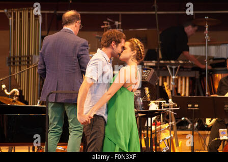 Chicago, Illinois, USA. Août 17, 2015. Dimanche, 17 août, Broadway dans Chicago ravi l'auditoire rassemblé dans le Millennium Park Chicago avec un essai de 10 comédies musicales qui seront à l'affiche dans la Windy City. Les représentations ont lieu au Pavillon Pritzker, une terrasse au coeur de Chicago. Janet Davies, journaliste sur ABC-TV était le maître de cérémonie pour la soirée. Un grand écran au-dessus de la scène ont montré la performance en direct, de sorte que les milliers de festivaliers théâtre pouvait voir le spectacle. Après l'hymne national, un hommage à Broadway a été montré à l'écran, suivi par des spectacles f Banque D'Images