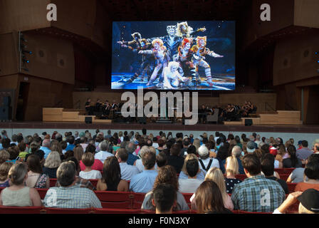Chicago, Illinois, USA. Août 17, 2015. Dimanche, 17 août, Broadway dans Chicago ravi l'auditoire rassemblé dans le Millennium Park Chicago avec un essai de 10 comédies musicales qui seront à l'affiche dans la Windy City. Les représentations ont lieu au Pavillon Pritzker, une terrasse au coeur de Chicago. Janet Davies, journaliste sur ABC-TV était le maître de cérémonie pour la soirée. Un grand écran au-dessus de la scène ont montré la performance en direct, de sorte que les milliers de festivaliers théâtre pouvait voir le spectacle. Après l'hymne national, un hommage à Broadway a été montré à l'écran, suivie de performa Banque D'Images