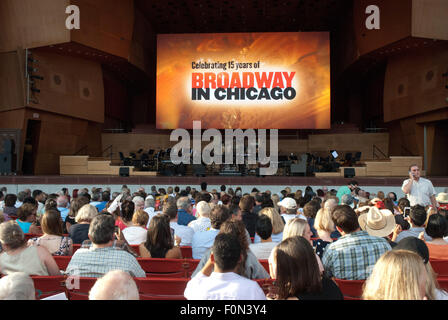Chicago, Illinois, USA. Août 17, 2015. Dimanche, 17 août, Broadway dans Chicago ravi l'auditoire rassemblé dans le Millennium Park Chicago avec un essai de 10 comédies musicales qui seront à l'affiche dans la Windy City. Les représentations ont lieu au Pavillon Pritzker, une terrasse au coeur de Chicago. Janet Davies, journaliste sur ABC-TV était le maître de cérémonie pour la soirée. Un grand écran au-dessus de la scène ont montré la performance en direct, de sorte que les milliers de festivaliers théâtre pouvait voir le spectacle. Après l'hymne national, un hommage à Broadway a été montré à l'écran, suivie de performa Banque D'Images