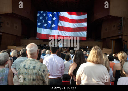 Chicago, Illinois, USA. Août 17, 2015. Dimanche, 17 août, Broadway dans Chicago ravi l'auditoire rassemblé dans le Millennium Park Chicago avec un essai de 10 comédies musicales qui seront à l'affiche dans la Windy City. Les représentations ont lieu au Pavillon Pritzker, une terrasse au coeur de Chicago. Janet Davies, journaliste sur ABC-TV était le maître de cérémonie pour la soirée. Un grand écran au-dessus de la scène ont montré la performance en direct, de sorte que les milliers de festivaliers théâtre pouvait voir le spectacle. Après l'hymne national, un hommage à Broadway a été montré à l'écran, suivie de performa Banque D'Images