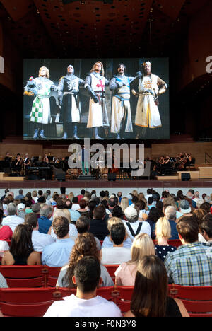 Chicago, Illinois, USA. Août 17, 2015. Dimanche, 17 août, Broadway dans Chicago ravi l'auditoire rassemblé dans le Millennium Park Chicago avec un essai de 10 comédies musicales qui seront à l'affiche dans la Windy City. Les représentations ont lieu au Pavillon Pritzker, une terrasse au coeur de Chicago. Janet Davies, journaliste sur ABC-TV était le maître de cérémonie pour la soirée. Un grand écran au-dessus de la scène ont montré la performance en direct, de sorte que les milliers de festivaliers théâtre pouvait voir le spectacle. Après l'hymne national, un hommage à Broadway a été montré à l'écran, suivie de performa Banque D'Images