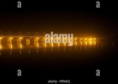 Pont des martyrs à Bamako Bridge - Pont sur la rivière dans la nuit avec un matériel d'éclairage. Banque D'Images