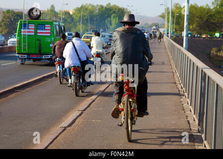 Pont Pont des martyrs à Bamako - Le trafic sur la route, au Mali Banque D'Images