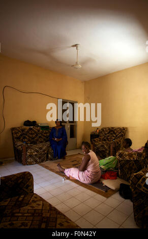 3 soeurs dans une maison traditionnelle à Bamako le jour avant Noël à Bamako, le 23 décembre 2010, le Mali Banque D'Images