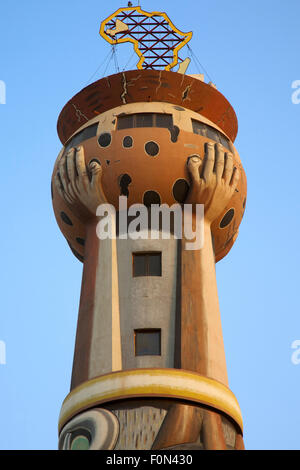 Mémorial étrange, la Tour de l'Afrique à l'entrée de Bamako, la capitale du Mali. Banque D'Images