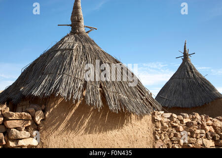 En Pisé traditionnel maisons Dogon (mâle et femelle) grenier grenier. Désigné comme site du patrimoine mondial de l'UNESCO Banque D'Images