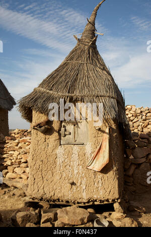 En Pisé traditionnel maisons Dogon (mâle et femelle) grenier grenier. Désigné comme site du patrimoine mondial de l'UNESCO Banque D'Images