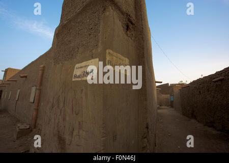 Les petites rues de Djenné, le style de construction traditionnelles de boue au Mali. Banque D'Images