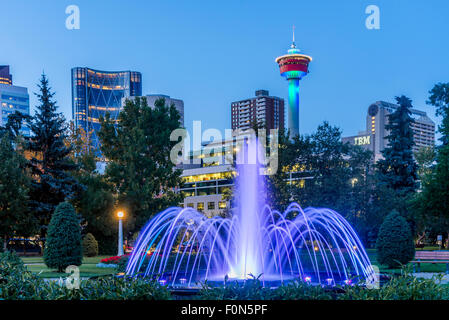 Fontaine illuminée, Central Memorial Park, Calgary, Alberta, Canada Banque D'Images