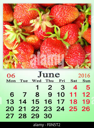 Calendrier de juin 2016 sur l'arrière-plan de fraise fraîche Banque D'Images