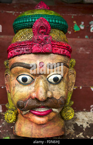 Old vintage en bois tête de statue du Rajasthan en marché aux puces. Banque D'Images