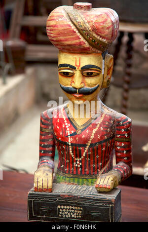 Old vintage en bois statue de musicien de Rajasthan, en marché aux puces Banque D'Images