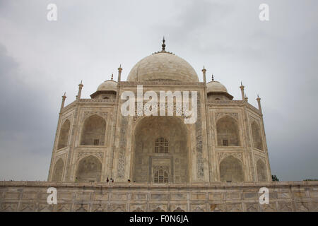 Les touristes indiens à pied autour du Taj Mahal, Agra, Uttar Pradesh, Inde, en 2010. Banque D'Images