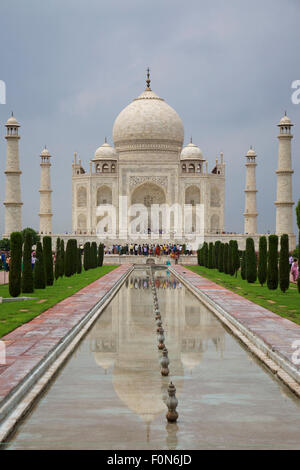 Les touristes indiens à pied autour du Taj Mahal, Agra, Uttar Pradesh, Inde Banque D'Images