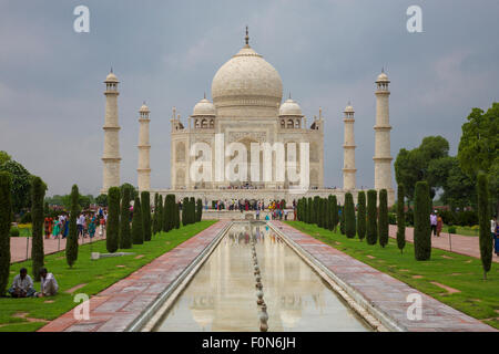 AGRA, INDE, le 20 juillet : les touristes indiens à pied autour du Taj Mahal, Agra, Uttar Pradesh, Inde, en 2010. Banque D'Images