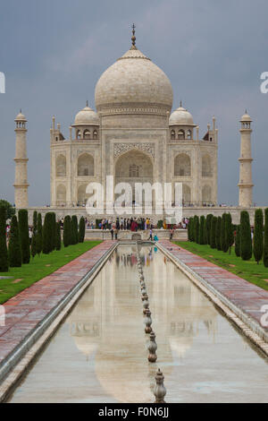 Les touristes indiens à pied autour du Taj Mahal, Agra, Uttar Pradesh, Inde, en 2010. Banque D'Images