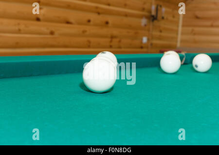 Boules de lumière sont de couleur verte situé sur une table de billard Banque D'Images