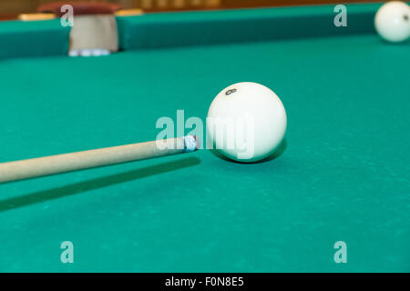 Boules de lumière sont de couleur verte situé sur une table de billard Banque D'Images