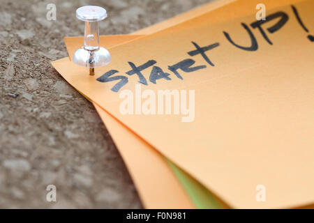 Gros plan sur la broche et démarrer Word sur sticky note avec panneau de liège comme concept Banque D'Images