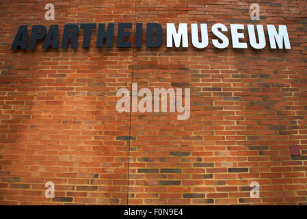 Le panneau du Musée de l'apartheid se trouve à l'entrée du musée le 20 janvier 2010 à Johannesburg. Banque D'Images