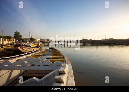 Bateaux de pêche dans le port de Saint-Louis. Banque D'Images