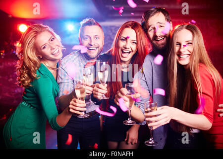 Les amis à faire la fête dans une discothèque Banque D'Images