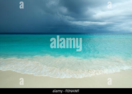 Les nuages de tempête sur une plage tropicale sur peu de Curaçao, Antilles néerlandaises. Banque D'Images