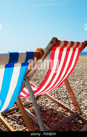 Transats sur la plage de Brighton en Angleterre Banque D'Images