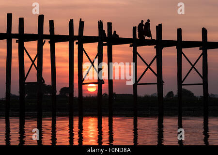 Deux moines marcher sur le pont U Bein, le lac Taungthaman, rétro-éclairage, lumière du soir, coucher de soleil, Amarapurna, Mandalay Division Banque D'Images