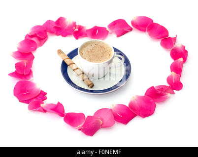 Tasse à cappuccino dans un environnement de pétales de roses Banque D'Images