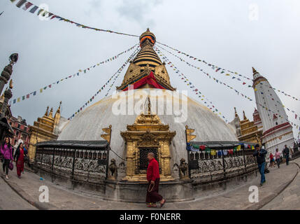 Moine bouddhiste tibétain à pied ou de Swayambhunath Kathmandou Népal singe Banque D'Images