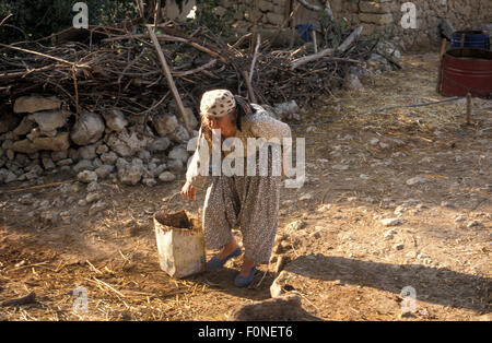 Personnes âgées femme turque va recueillir l'eau d'un puits dans les régions rurales de Turquie Banque D'Images