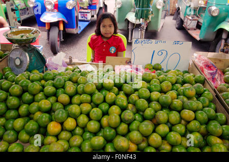 Bangkok, Thaïlande. 15 Oct, 2014. Fille vend des limes, Chinatown, Bangkok, Thaïlande © Andrey Nekrasov/ZUMA/ZUMAPRESS.com/Alamy fil Live News Banque D'Images