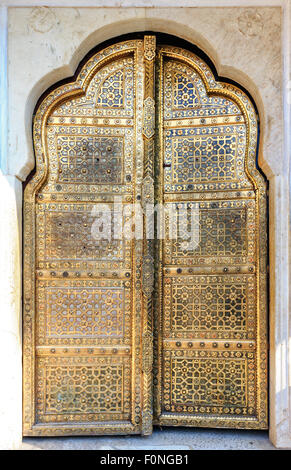 Les portes d'or de l'Hawa Mahal ou Palais des Vents à Jaipur, Rajasthan, Inde, Asie Banque D'Images