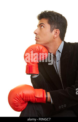 Business man with red boxing gloves dans une pose de penseur Banque D'Images