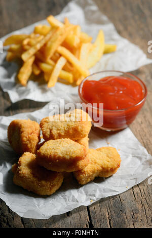 Nuggets de poulet avec frites Banque D'Images