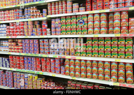 Les PRODUITS DE VIANDE EN CONSERVE EN SUPERMARCHÉ TROPICAL Banque D'Images