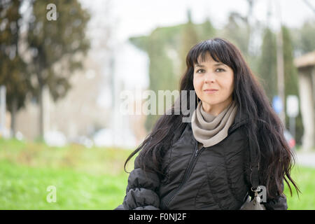 Fille de tourisme à Piazza Bocca della Verità (Anglais : Carré de la bouche de la vérité) est un carré entre la Via Luigi Petroselli et V Banque D'Images