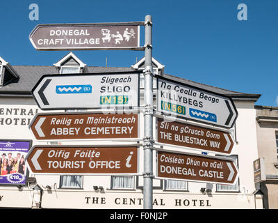 La signalisation routière en gaélique et en anglais Irlande Donegal Banque D'Images
