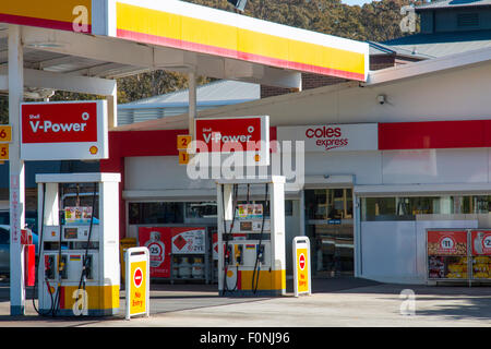 Coles et express essence shell station carburant à Avalon beach, Sydney, Australie Banque D'Images