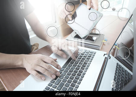 Les documents d'affaires sur la table de bureau avec téléphone intelligent et tablette numérique et graphique Diagramme d'affaires et de l'homme travaillant dans l'arrière-plan Banque D'Images