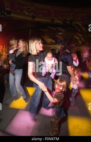 Les parents appréciant la musique avec leurs tout-petits au Children's discothèque à Londres disco Junior breakdance hip-hop, Clapham, Londres UK Banque D'Images