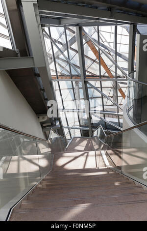 Fondation Louis Vuitton, Bois de Boulogne, Paris, France. Escalier intérieur à la recherche vers le bas. Banque D'Images