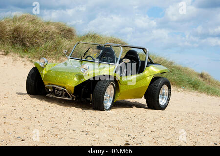 Buggy de plage sur une plage de sable. VW Coccinelle voiture buggy base Banque D'Images