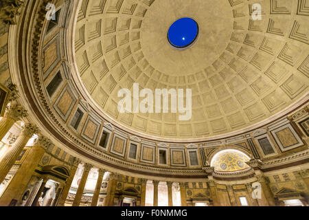 Rome, Italie - 28 mars 2015 : la coupole du Panthéon, la lune apparaître à partir du trou du dôme Banque D'Images