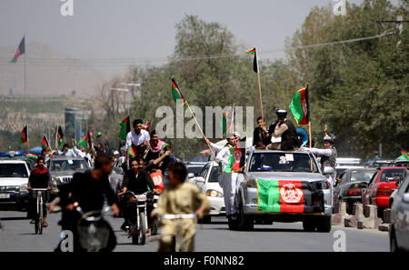 Kaboul, Afghanistan. Août 19, 2015. Maintenez les Afghans Afghanistan drapeaux nationaux pour célébrer le 96e anniversaire du pays de l'indépendance de l'empire britannique de l'occupation de Kaboul, Afghanistan, le 19 août 2015. Credit : Ahmad Massoud/Xinhua/Alamy Live News Banque D'Images