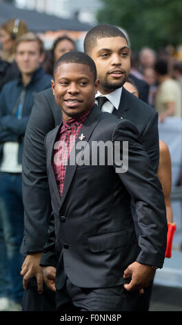 Berlin, Allemagne. Août 18, 2015. Acteur O'Shea Jackson Jr. avec Jason Mitchell derrière lui arrive à la première européenne du film "Straight Outta Compton' à Berlin, Allemagne, 18 août 2015. Photo : Joerg Carstensen/dpa/Alamy Live News Banque D'Images