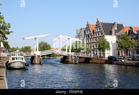 Gravestenenbrug du 17ème siècle, un vieux pont de bois sur la rivière Spaane à Haarlem, aux Pays-Bas. Sur la droite de entrepôts Olyphant Banque D'Images